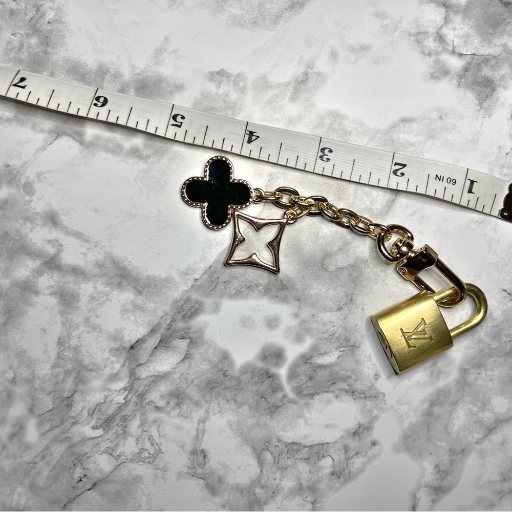 LOUIS VUITTON PadLock & Key #305 with Unbranded Gold & Black Clover Key Chain - Picture 7 of 8